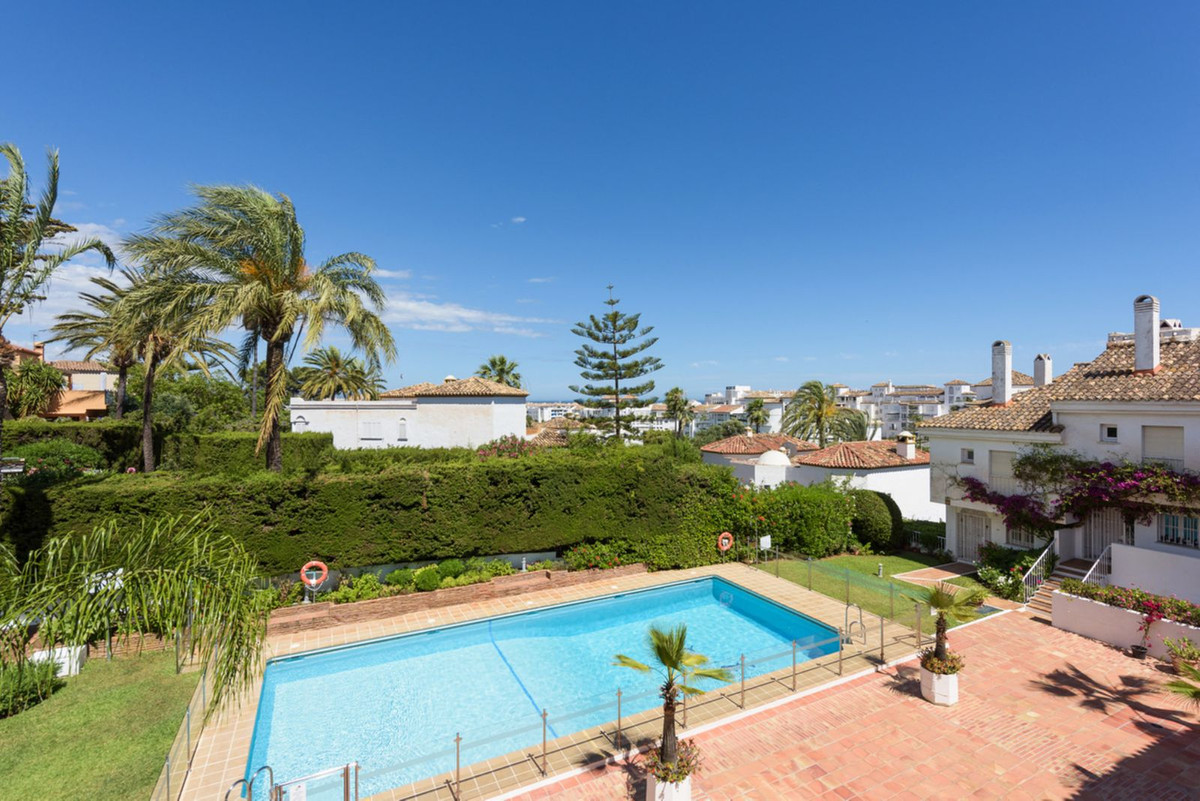 3 Bedroom Villa for Sale in Nueva Andalucía — 2
