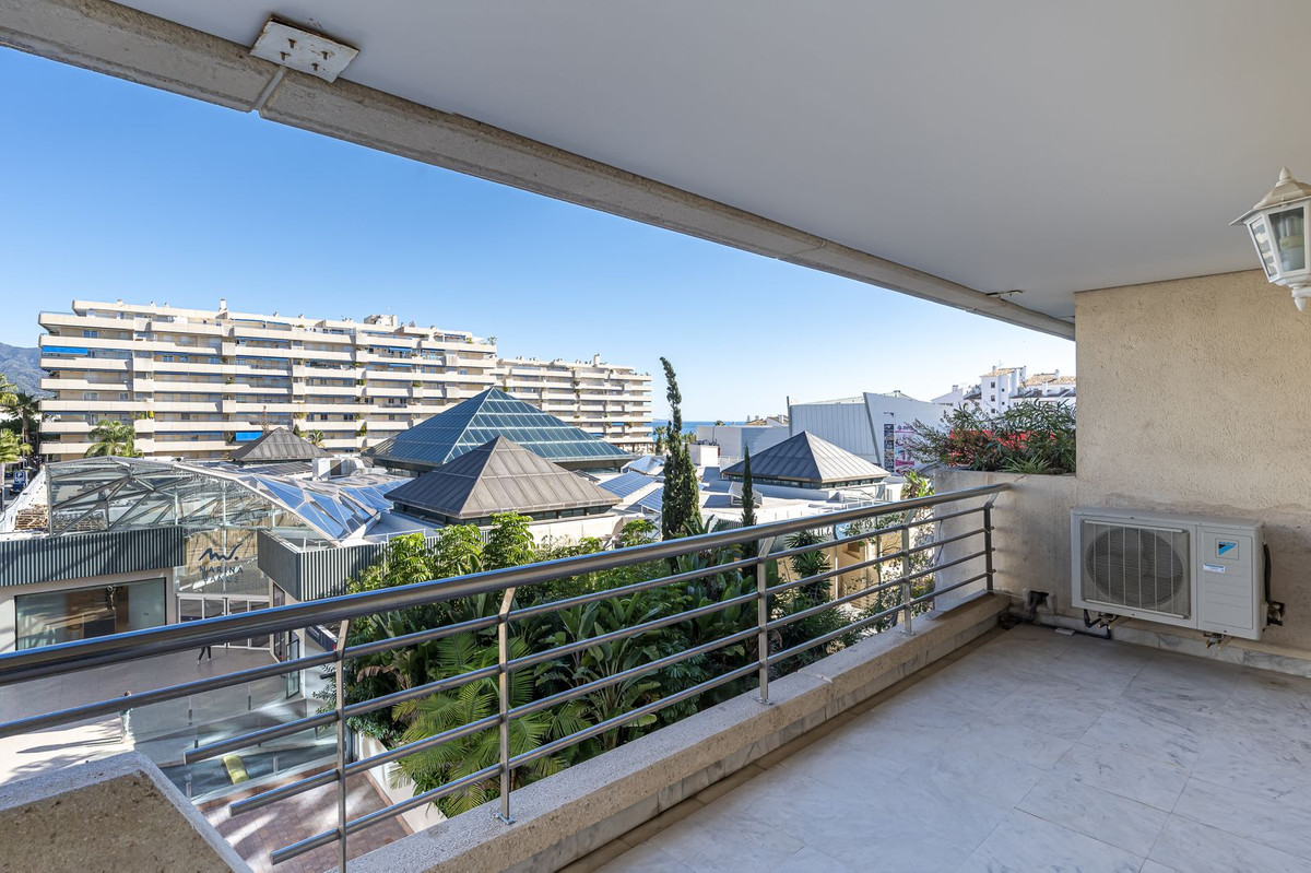 2 Bedroom Apartment for Sale in Puerto Banús — 2