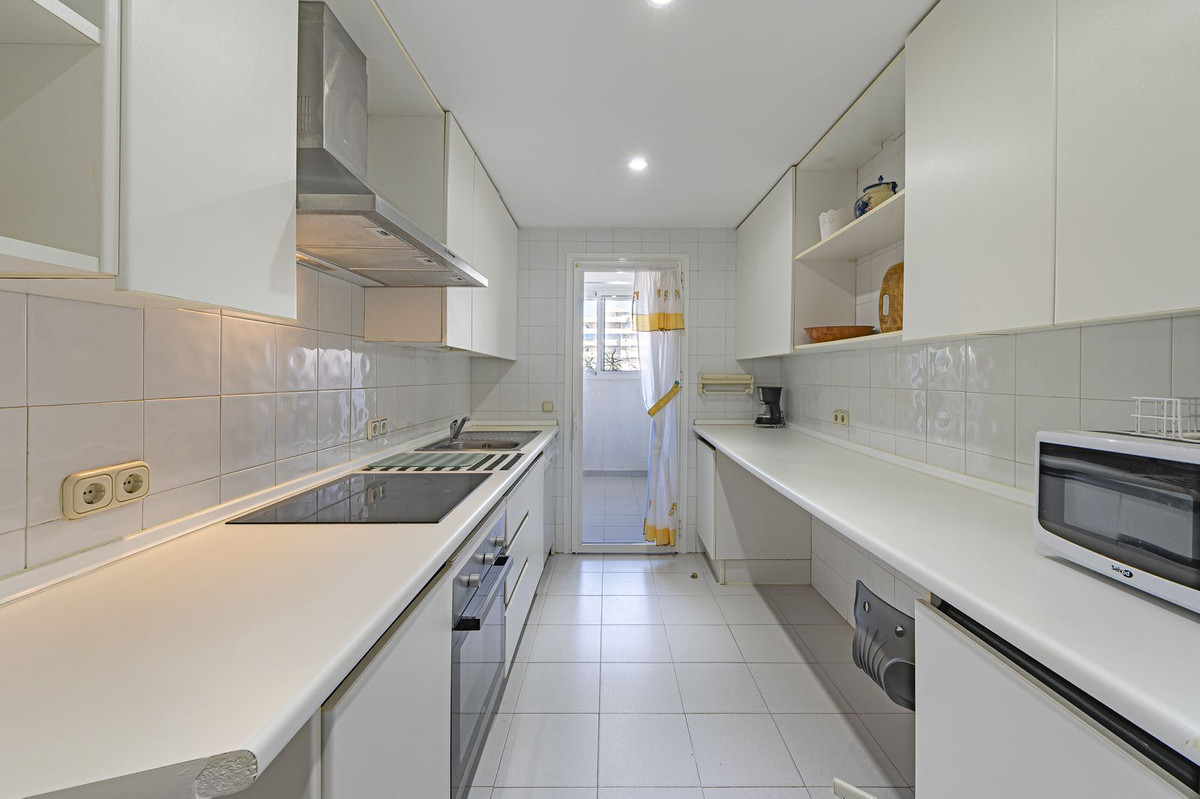 2 Bedroom Apartment for Sale in Puerto Banús — view 10