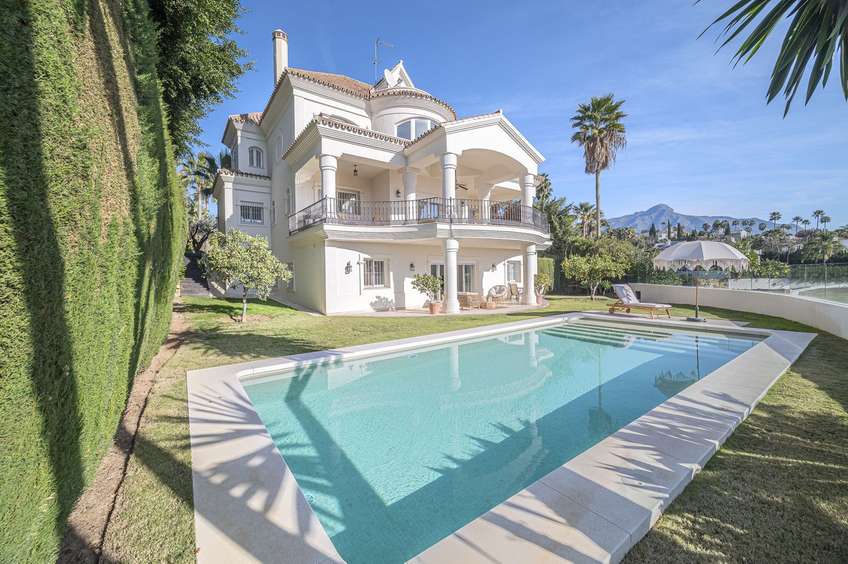 7 Bedroom Villa for Sale in Nueva Andalucía