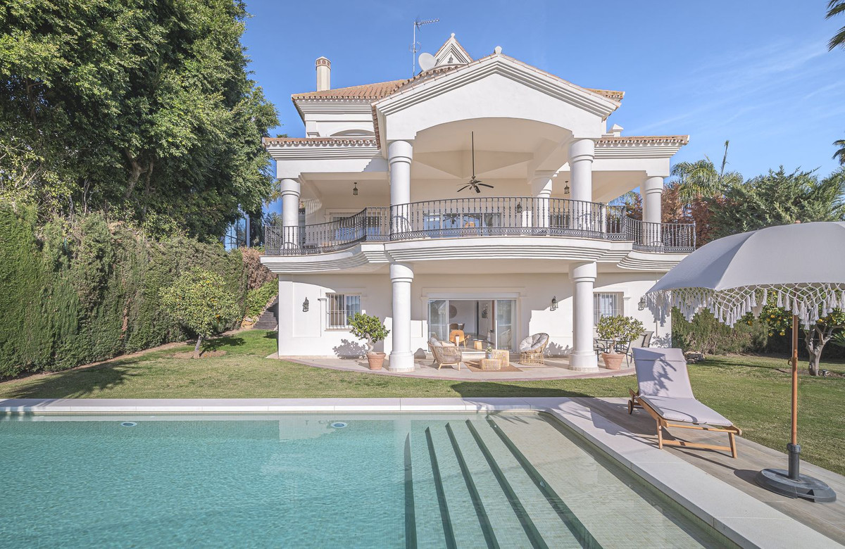 7 Bedroom Villa for Sale in Nueva Andalucía — 2