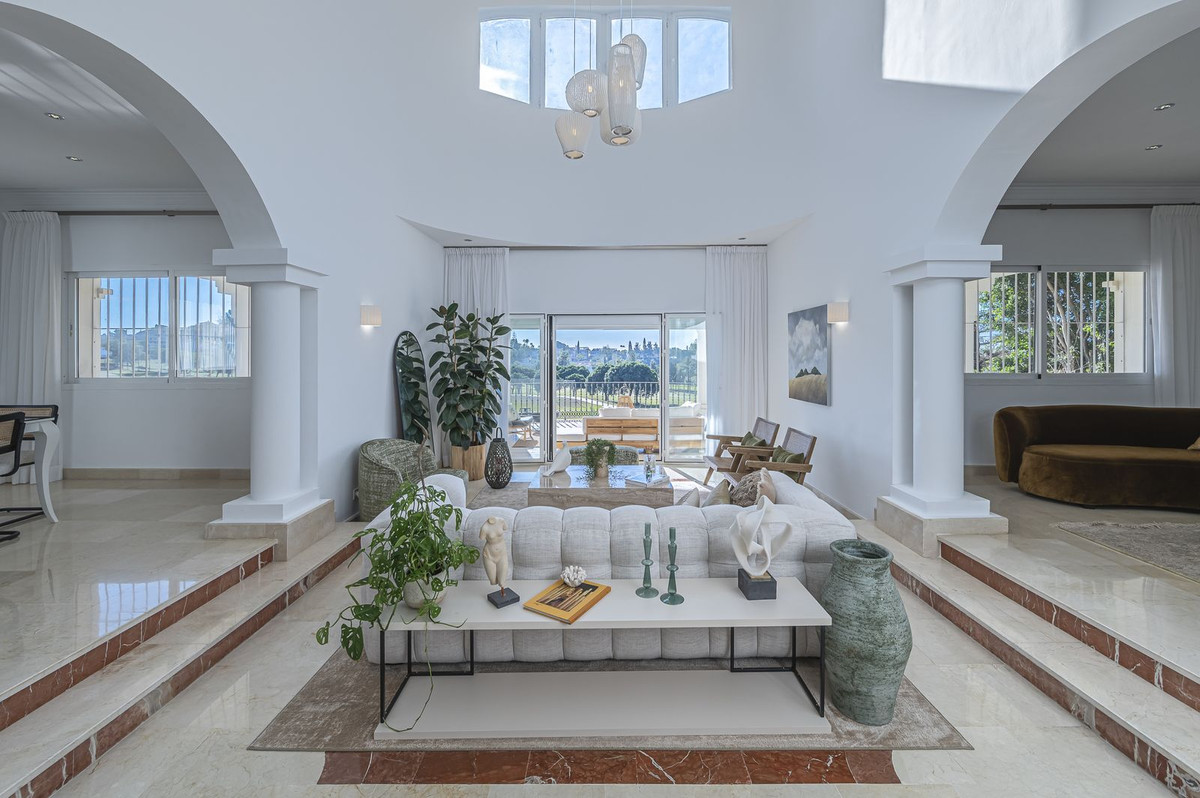7 Bedroom Villa for Sale in Nueva Andalucía — 7