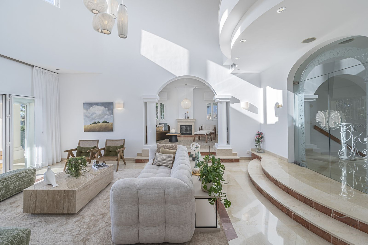 7 Bedroom Villa for Sale in Nueva Andalucía — 9
