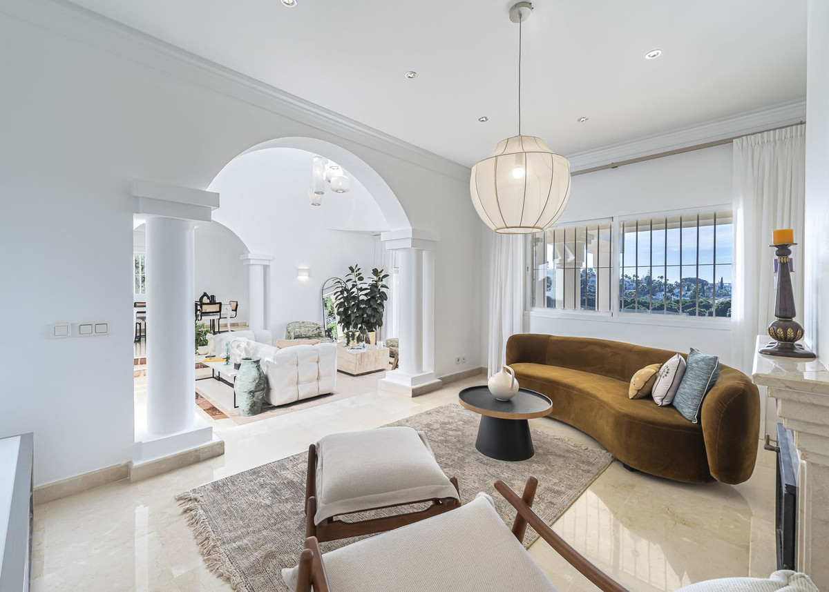 7 Bedroom Villa for Sale in Nueva Andalucía — view 10