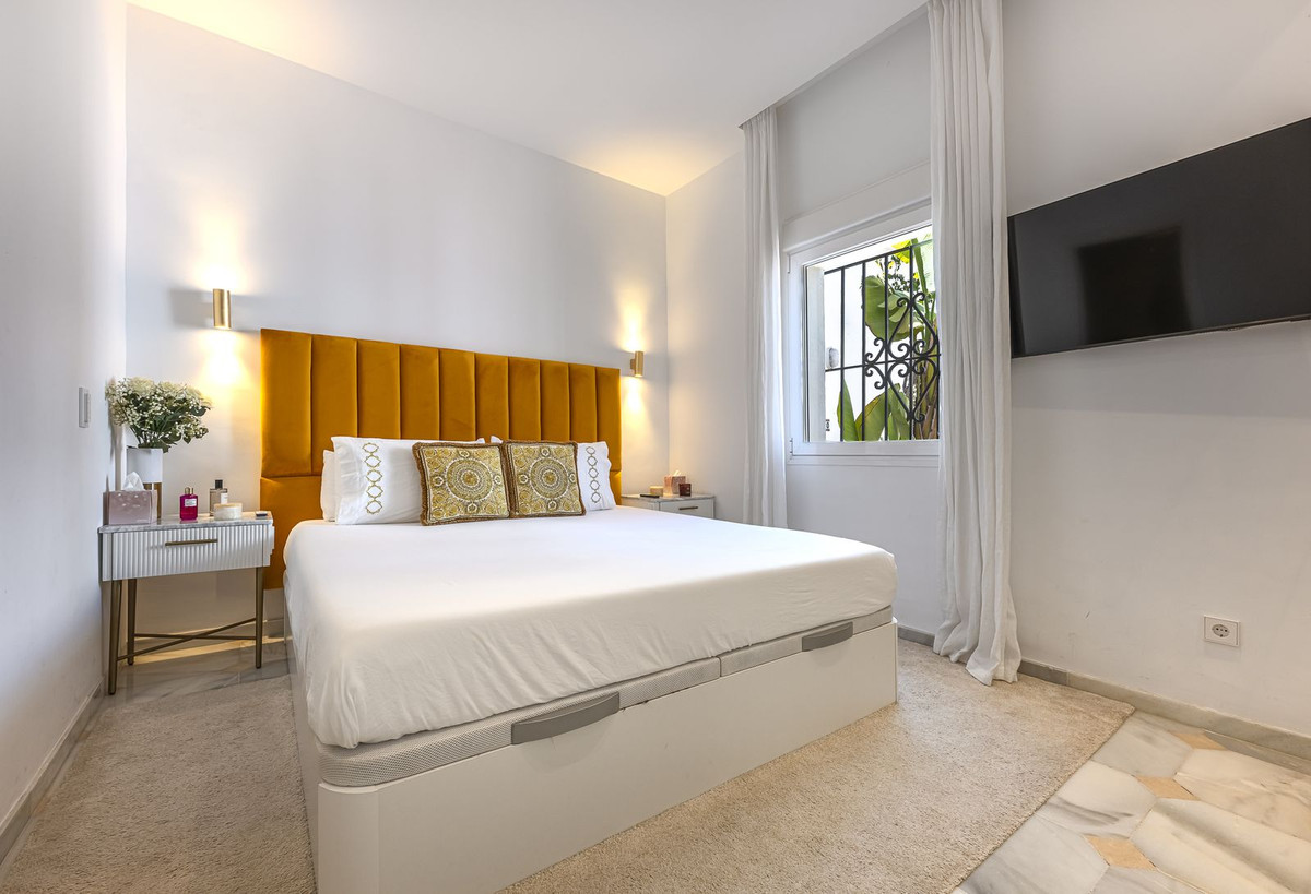 2 Bedroom Apartment for Sale in Puerto Banús — view 10