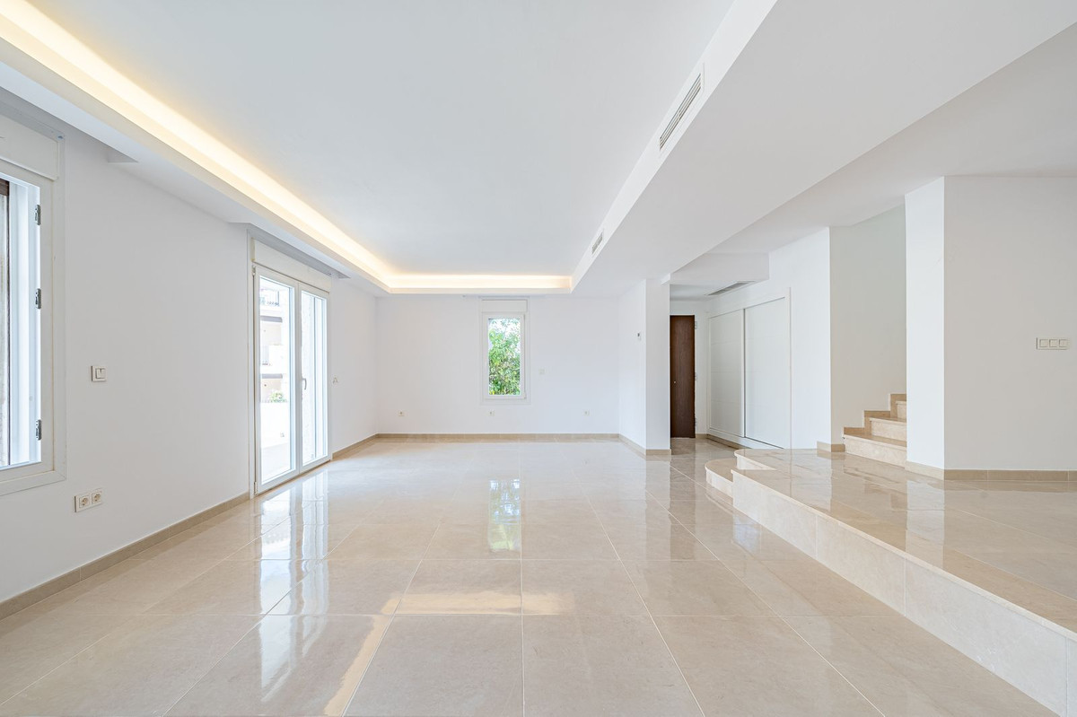 3 Bedroom Villa for Sale in Nueva Andalucía — 3