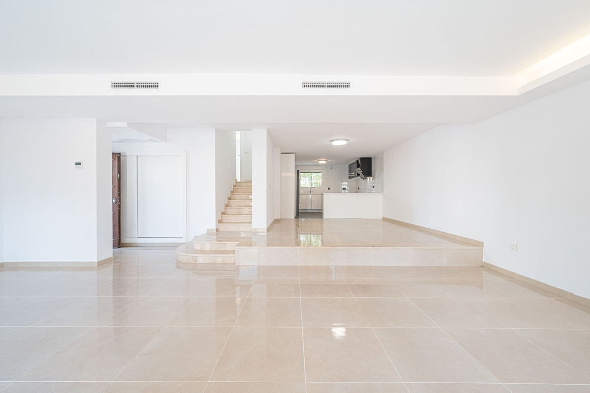 3 Bedroom Villa for Sale in Nueva Andalucía — 4
