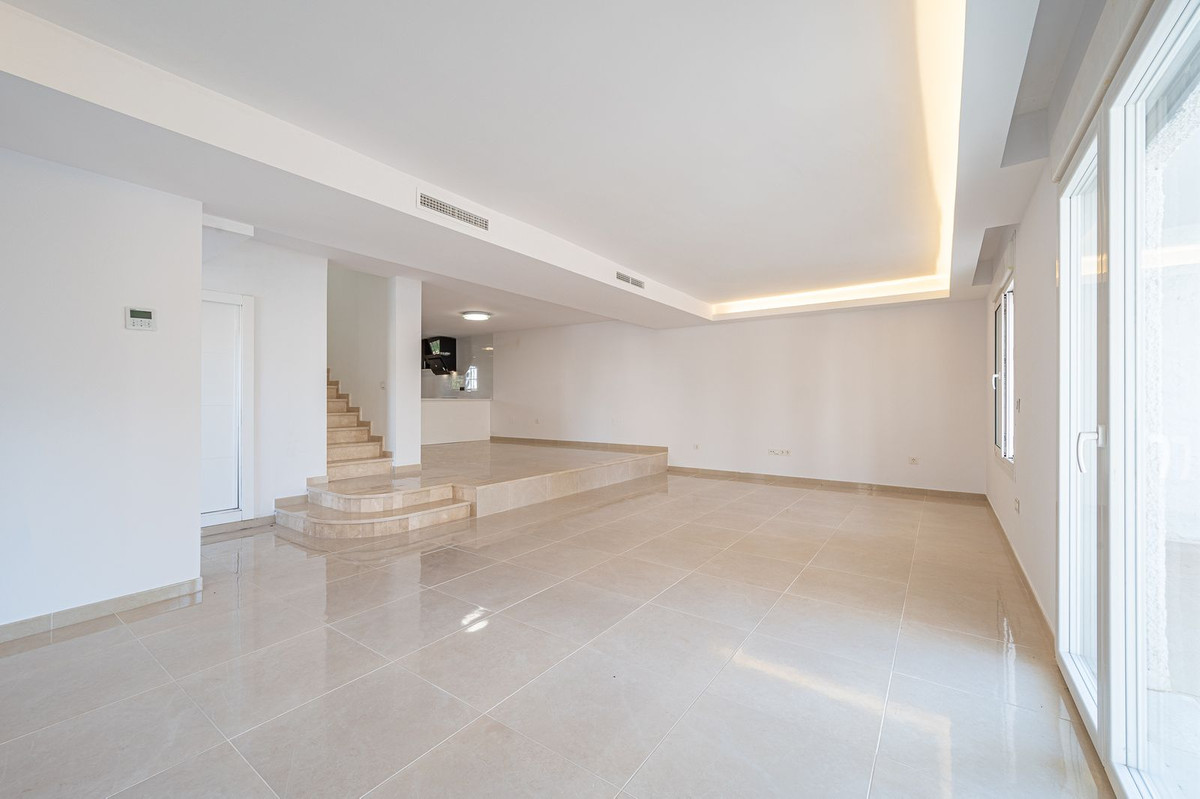 3 Bedroom Villa for Sale in Nueva Andalucía — 5