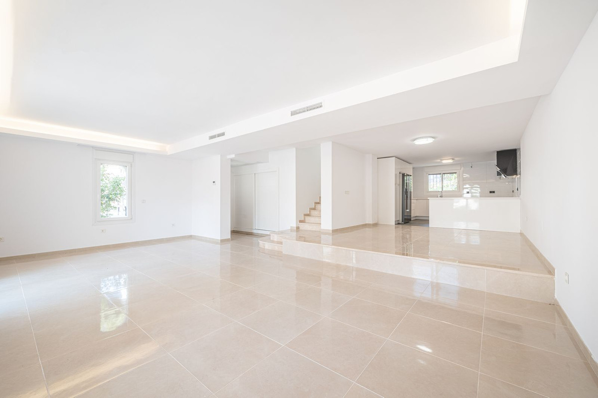 3 Bedroom Villa for Sale in Nueva Andalucía — 6