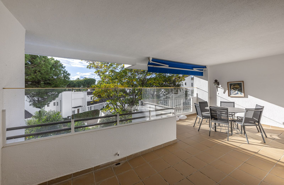 2 Bedroom Apartment for Sale in Puerto Banús — 2