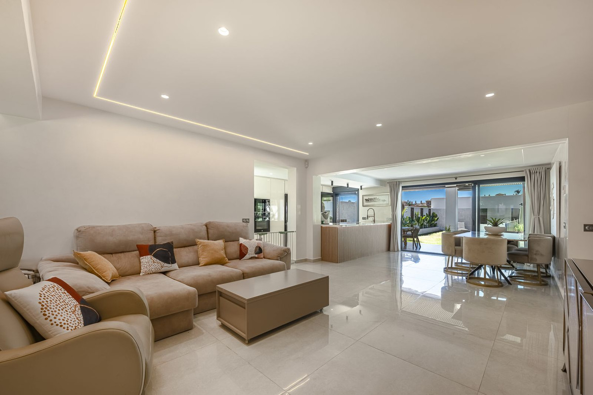 3 Bedroom Villa for Sale in New Golden Mile — view 10