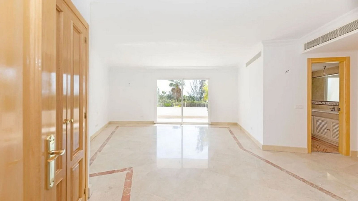 5 Bedroom Villa for Sale in Los Almendros — 5