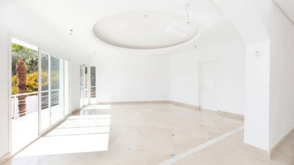 5 Bedroom Villa for Sale in Los Almendros — 9