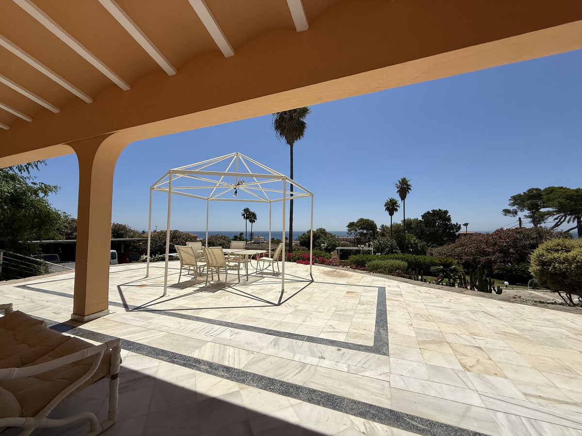 4 Bedroom Villa for Sale in Estepona