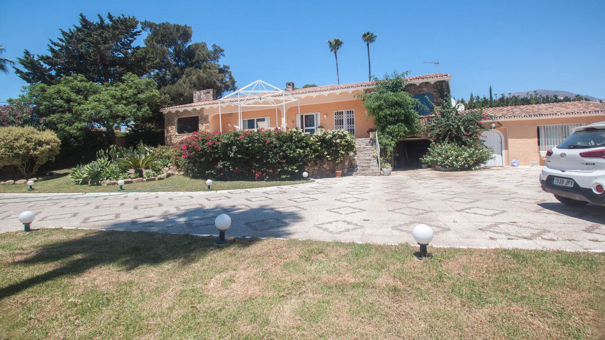 4 Bedroom Villa for Sale in Estepona — 2