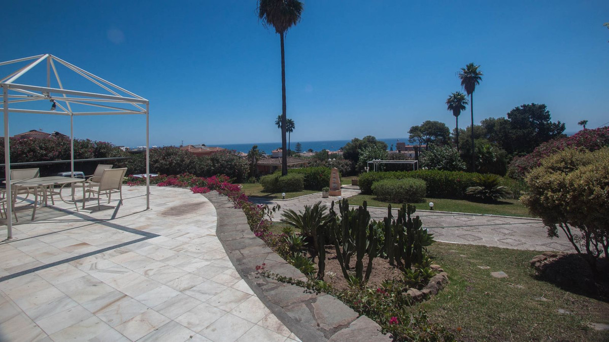 4 Bedroom Villa for Sale in Estepona — 3