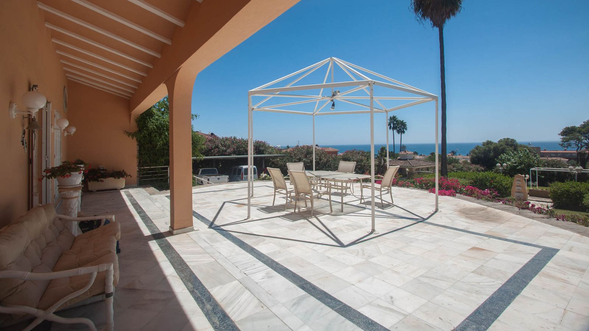 4 Bedroom Villa for Sale in Estepona — 4