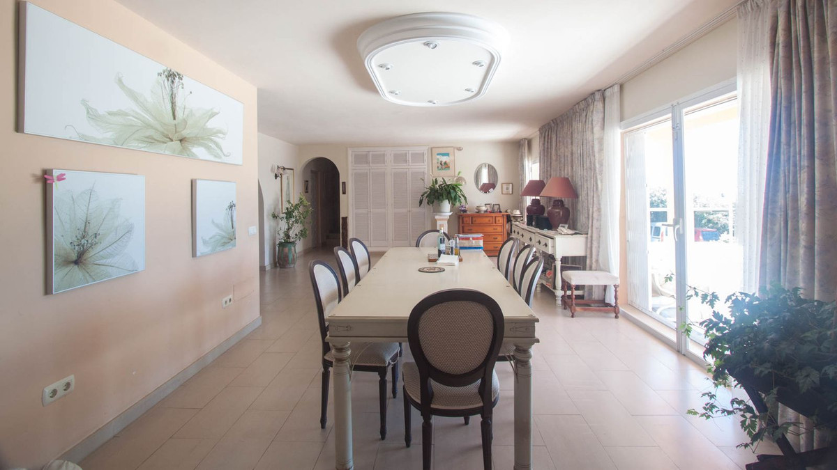 4 Bedroom Villa for Sale in Estepona — 9