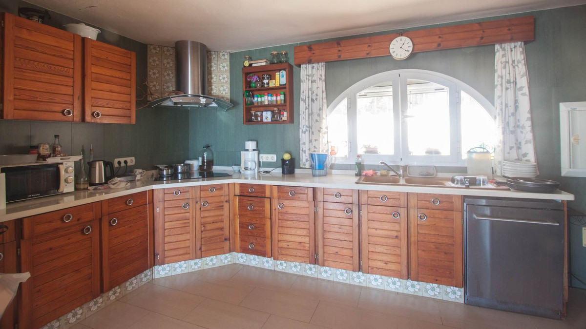 4 Bedroom Villa for Sale in Estepona — view 10