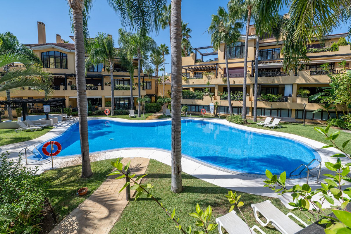 2 Bedroom Apartment for Sale in Puerto Banús — 2