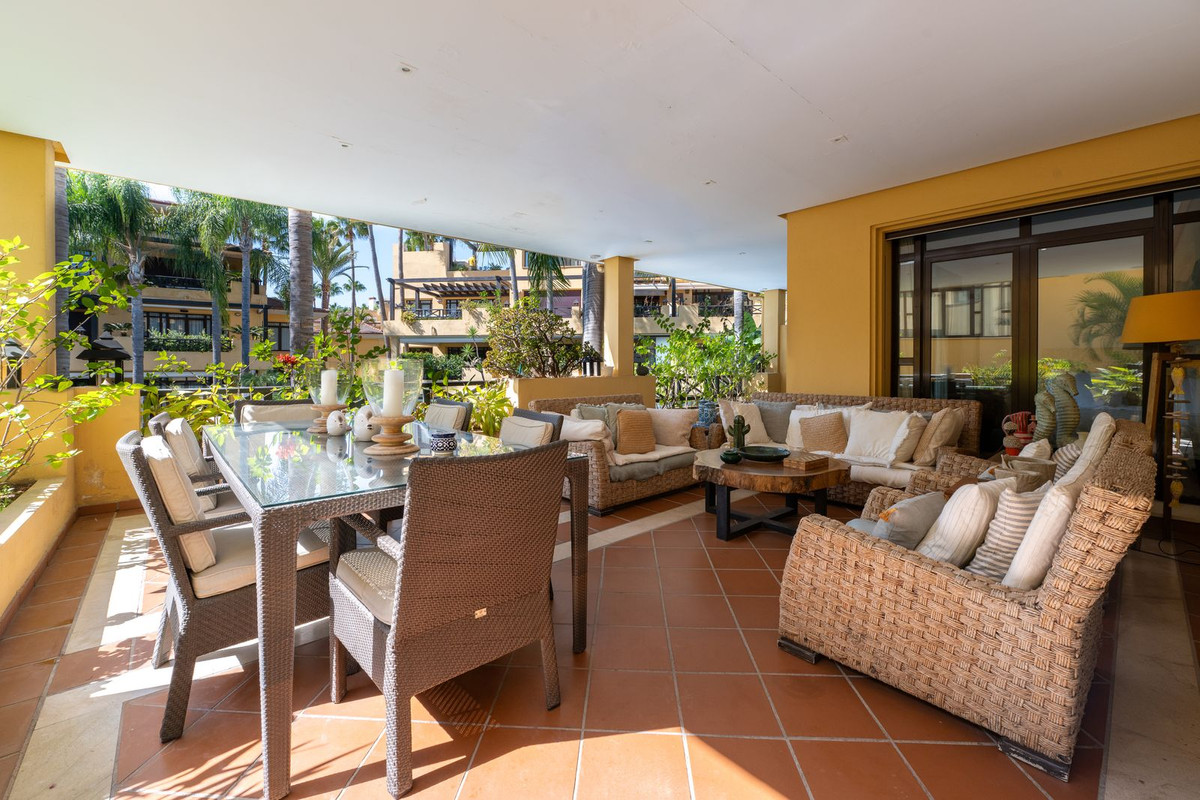 2 Bedroom Apartment for Sale in Puerto Banús — 5