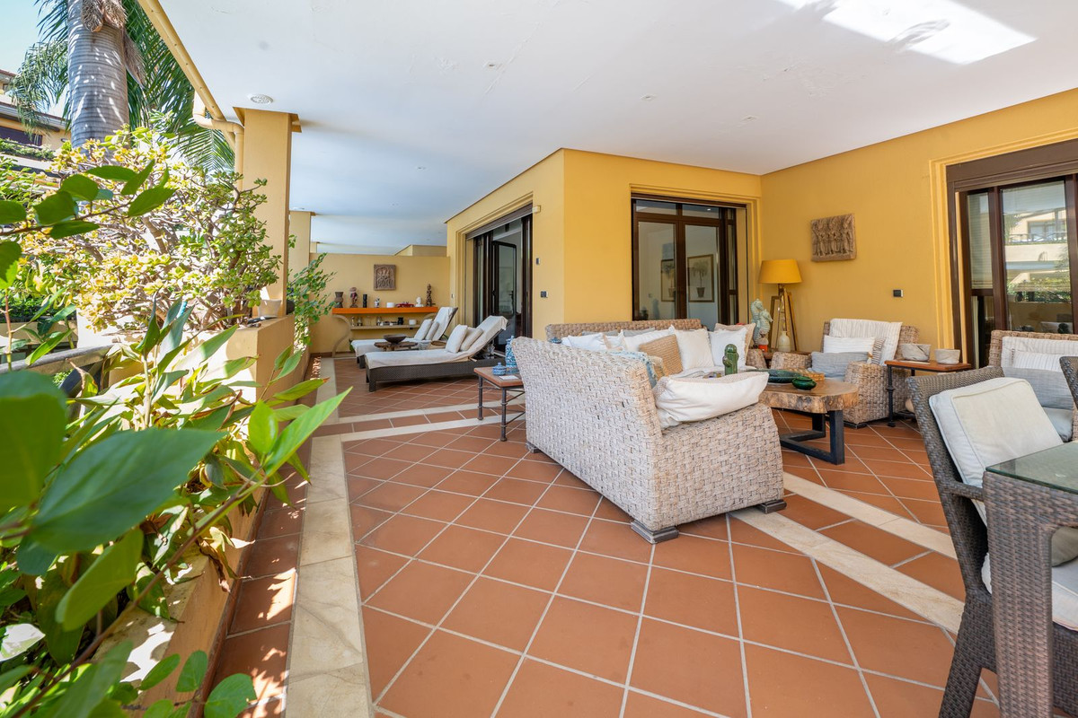 2 Bedroom Apartment for Sale in Puerto Banús — 8