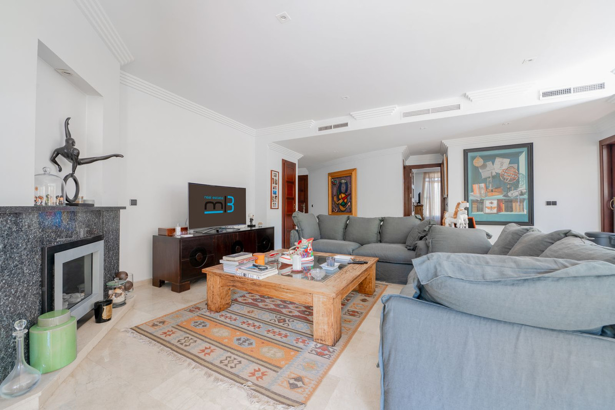 2 Bedroom Apartment for Sale in Puerto Banús — 9
