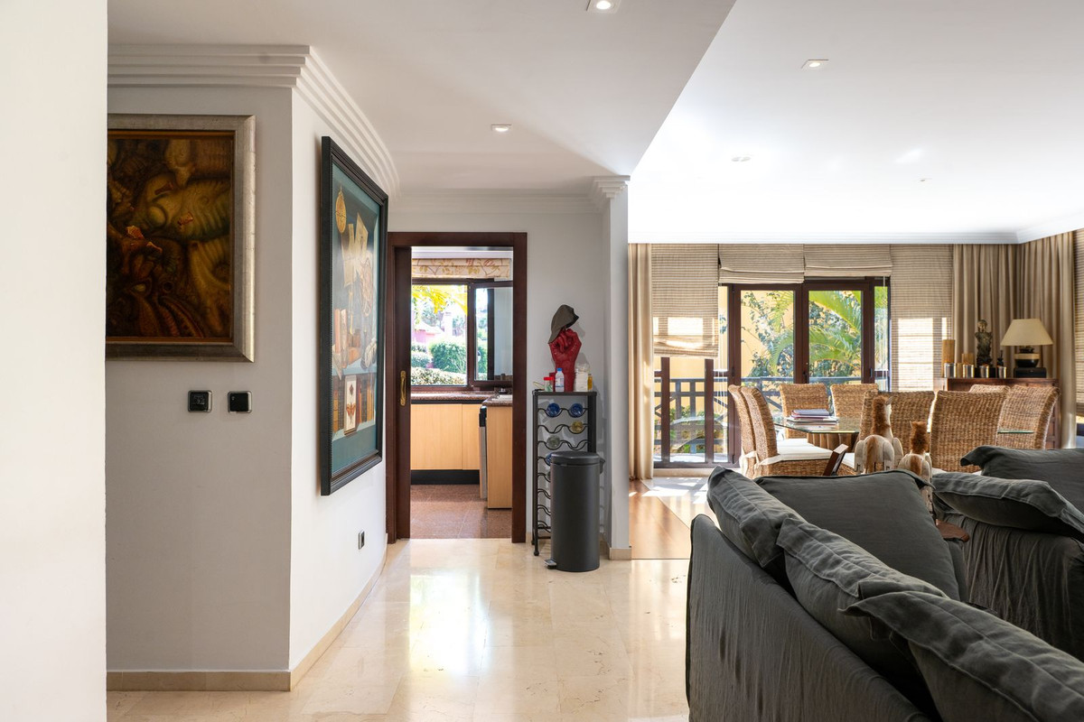 2 Bedroom Apartment for Sale in Puerto Banús — view 10
