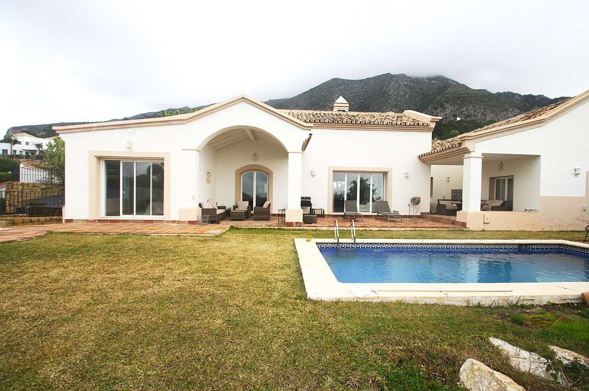 4 Bedroom Villa for Sale in Istán — 2
