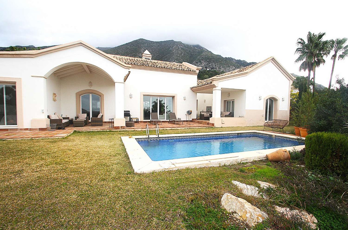4 Bedroom Villa for Sale in Istán — 3