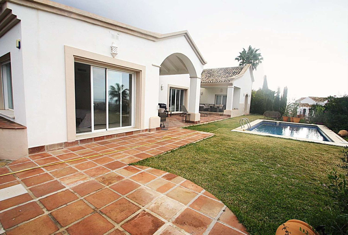 4 Bedroom Villa for Sale in Istán — 4