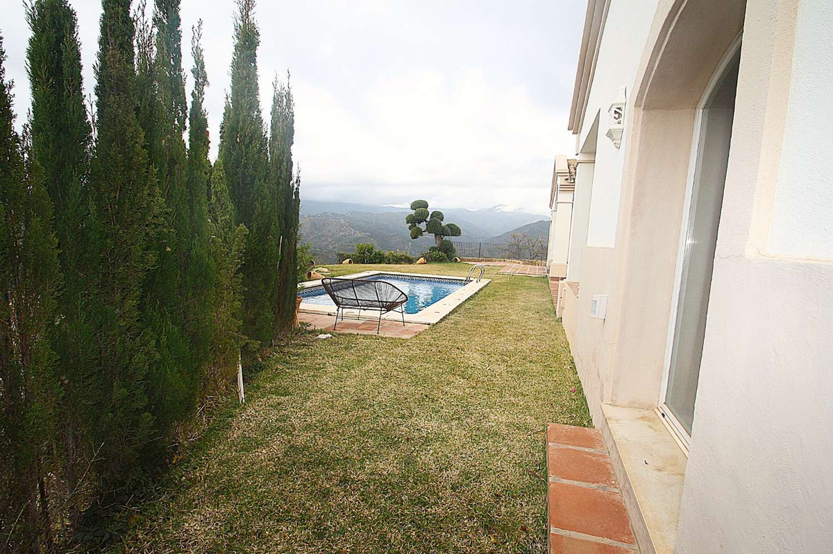 4 Bedroom Villa for Sale in Istán — view 10