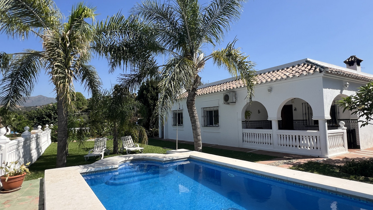 3 Bedroom Villa for Sale in Estepona — 2