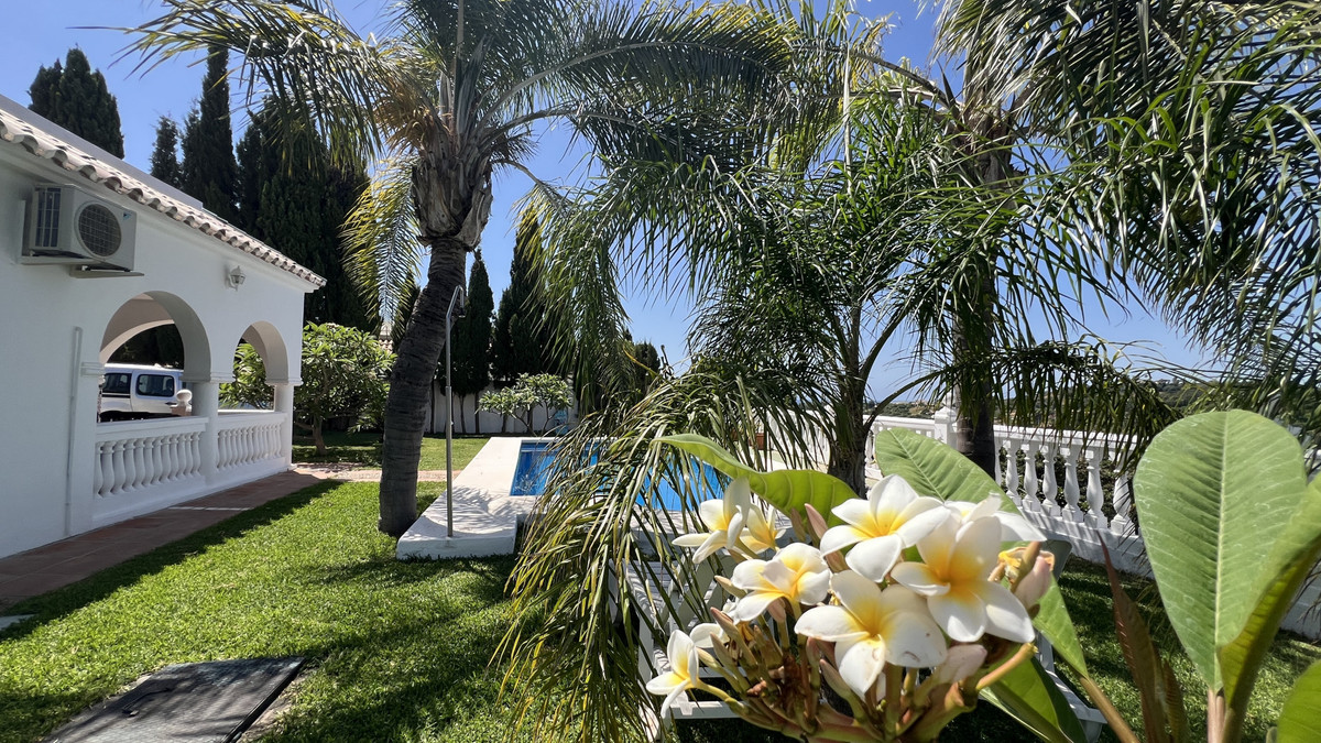 3 Bedroom Villa for Sale in Estepona — 8