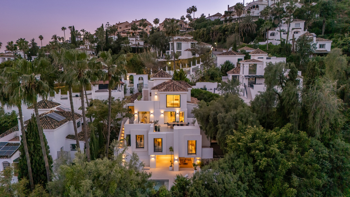 5 Bedroom Villa for Sale in Nueva Andalucía — 2
