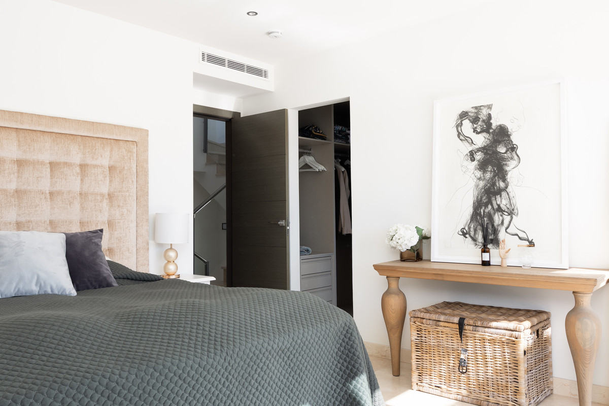 3 Bedroom Villa for Sale in The Golden Mile — view 10