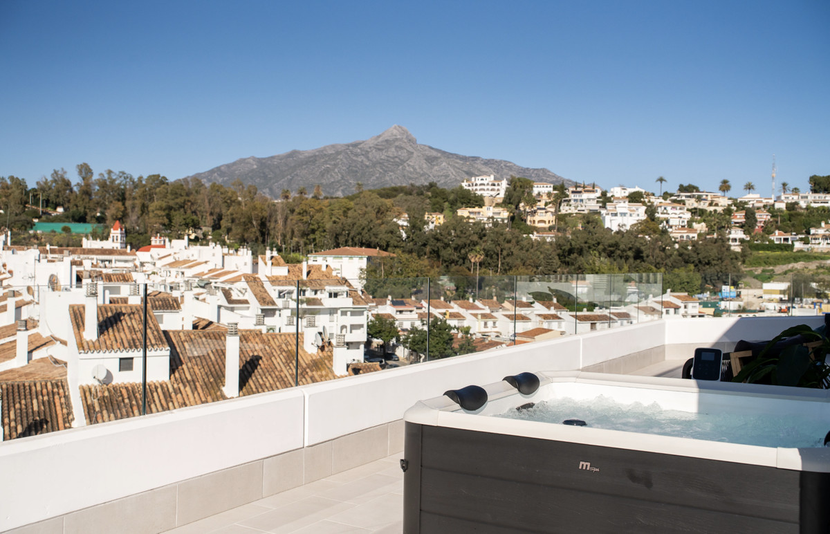 4 Bedroom Apartment for Sale in La Campana — 2