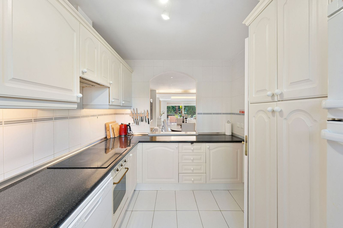3 Bedroom Villa for Sale in Nueva Andalucía — 3