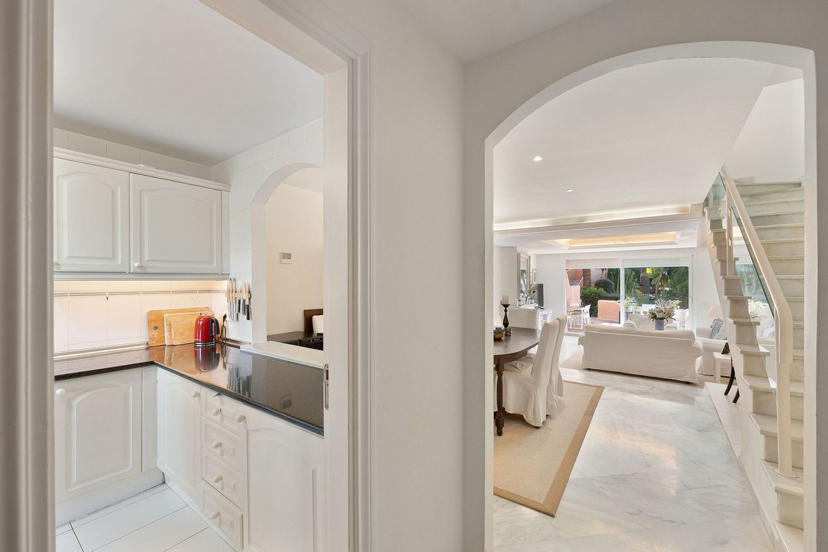 3 Bedroom Villa for Sale in Nueva Andalucía — 4