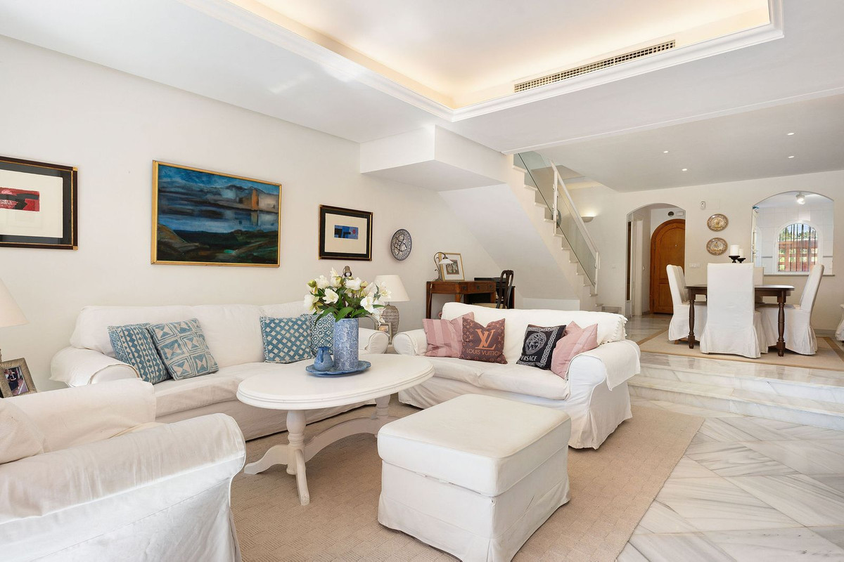 3 Bedroom Villa for Sale in Nueva Andalucía — 7