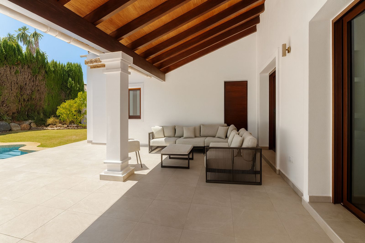 4 Bedroom Villa for Sale in El Paraiso — 2