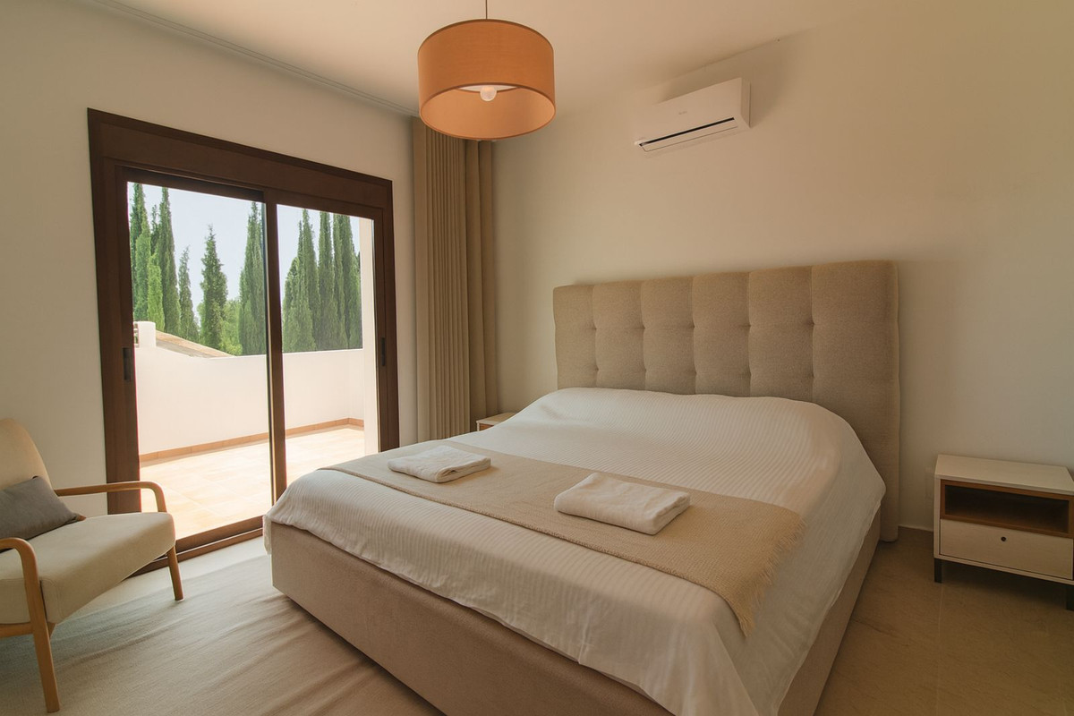 4 Bedroom Villa for Sale in El Paraiso — 9