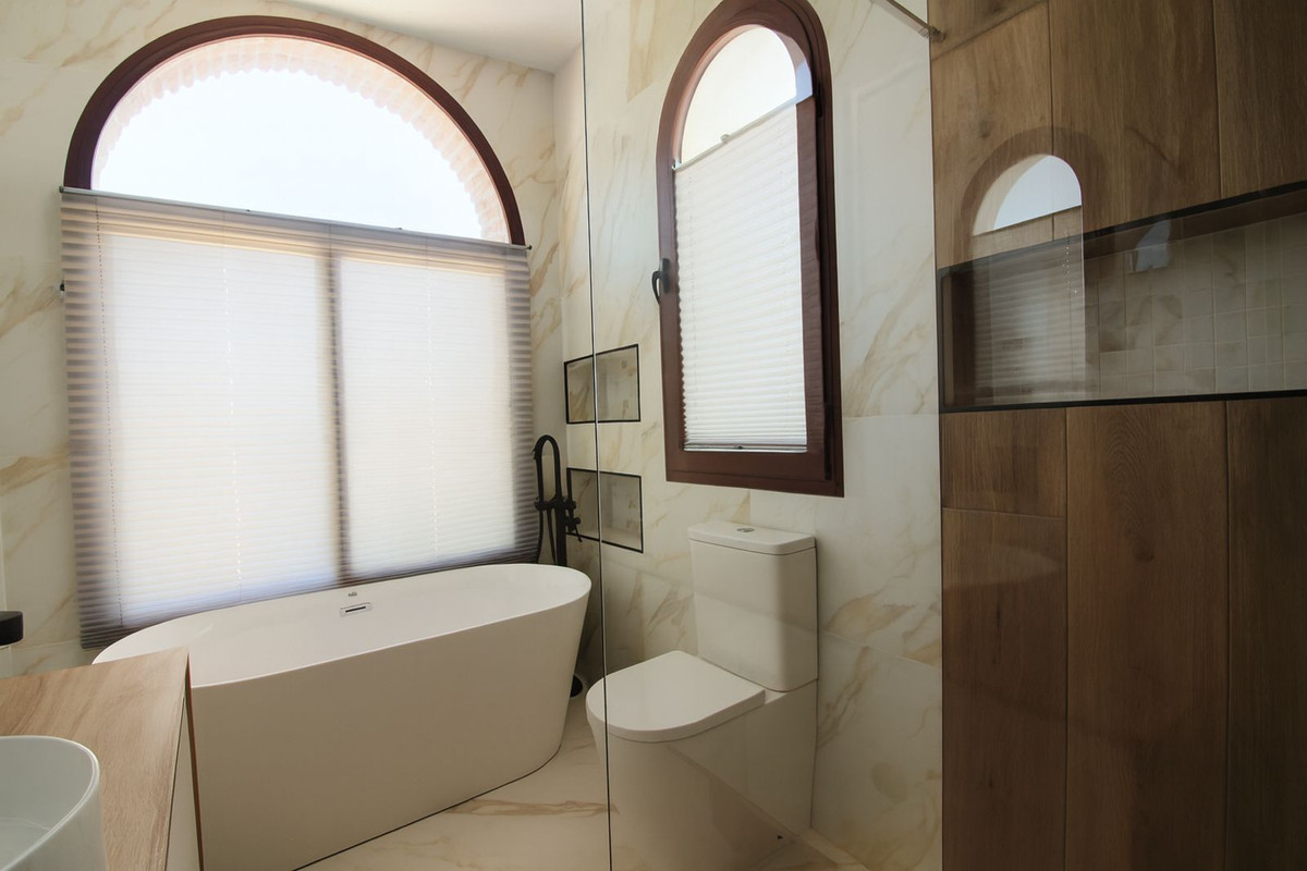 4 Bedroom Villa for Sale in El Paraiso — view 10