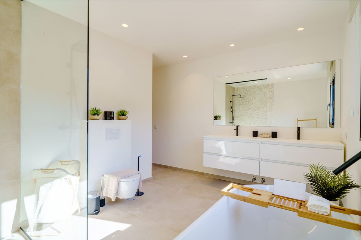 6 Bedroom Villa for Sale in Marbella — 9