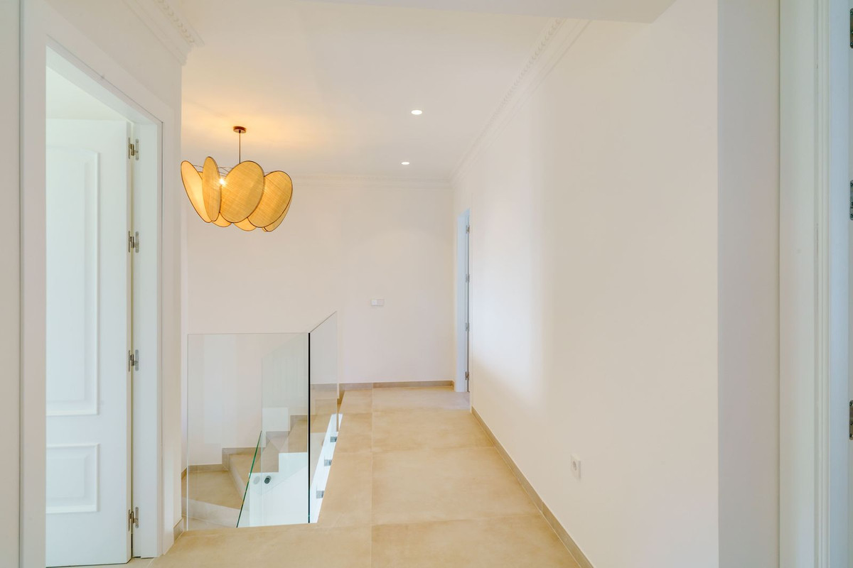 6 Bedroom Villa for Sale in Marbella — view 10