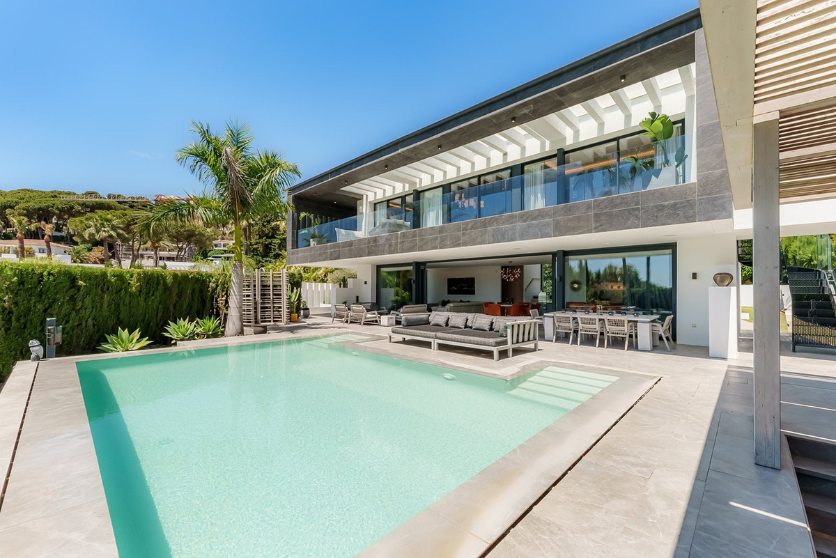 4 Bedroom Villa for Sale in Nueva Andalucía