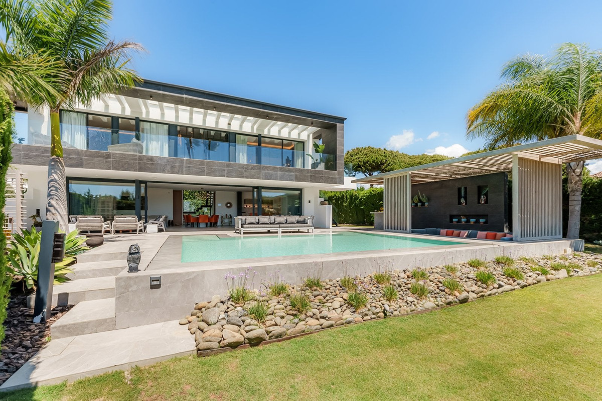 4 Bedroom Villa for Sale in Nueva Andalucía — 2