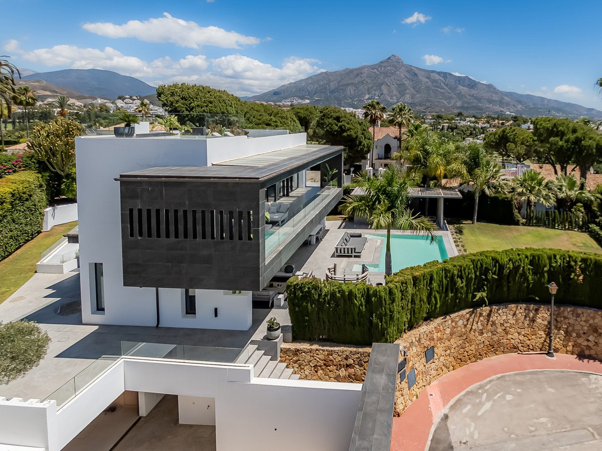 4 Bedroom Villa for Sale in Nueva Andalucía — 4