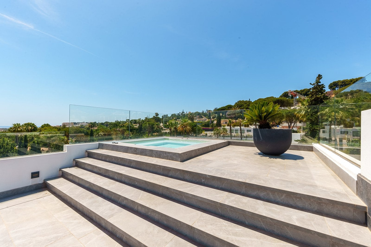 4 Bedroom Villa for Sale in Nueva Andalucía — 7