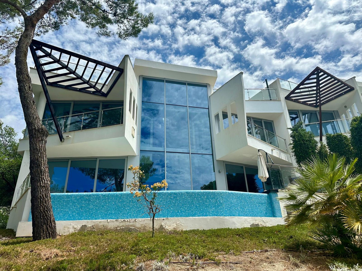5 Bedroom Villa for Sale in The Golden Mile — 2